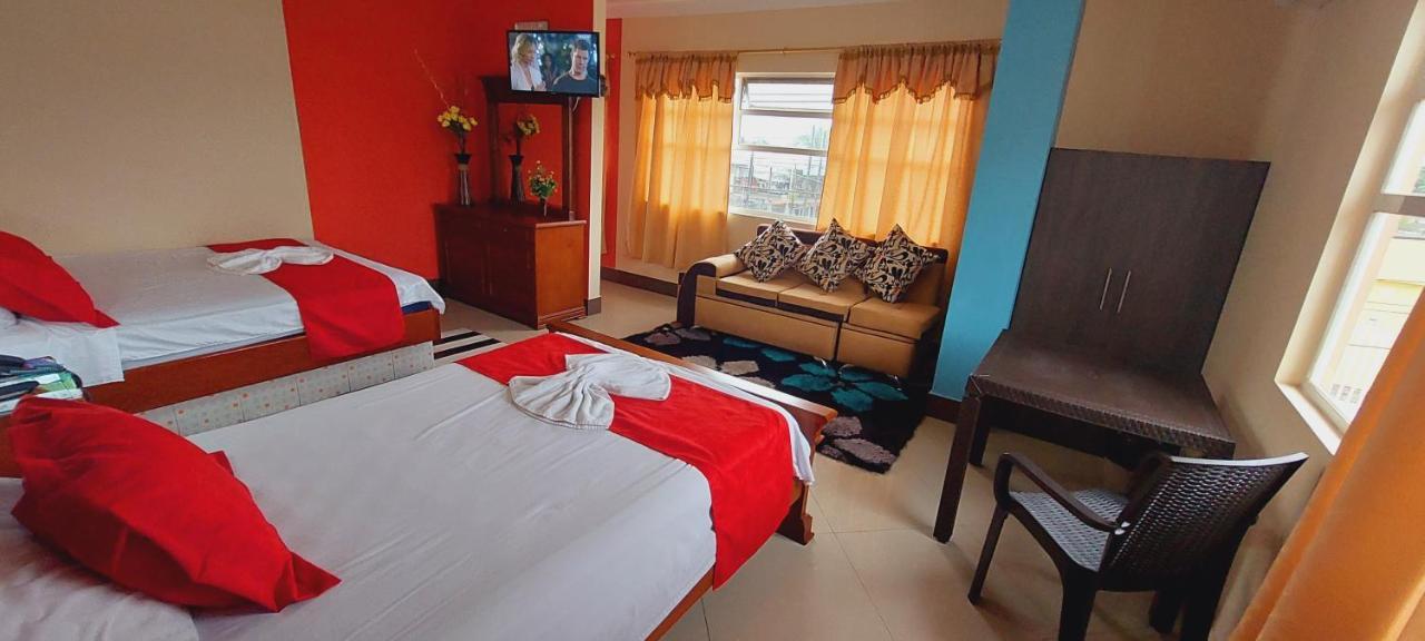 Hotel Platinum Class Nueva Loja Exterior foto