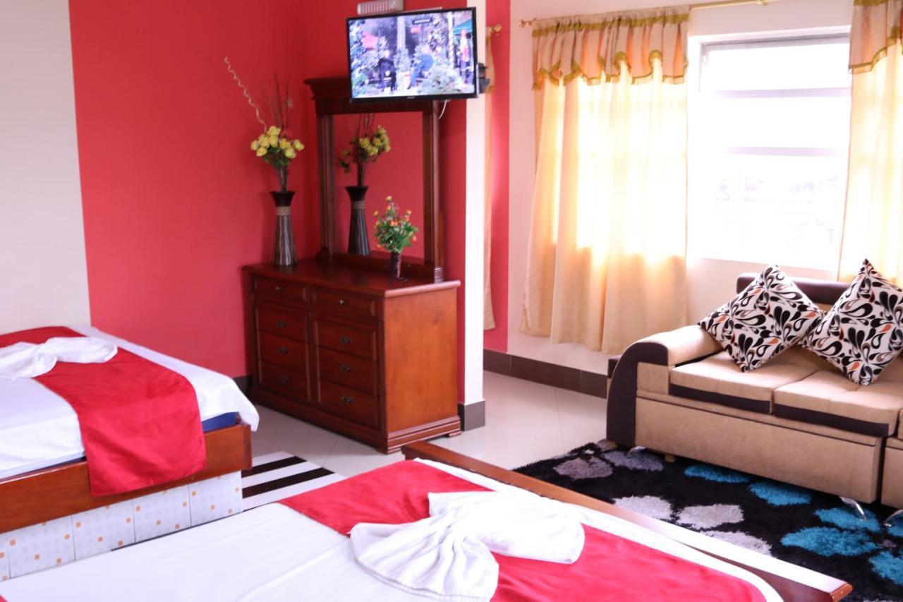 Hotel Platinum Class Nueva Loja Exterior foto